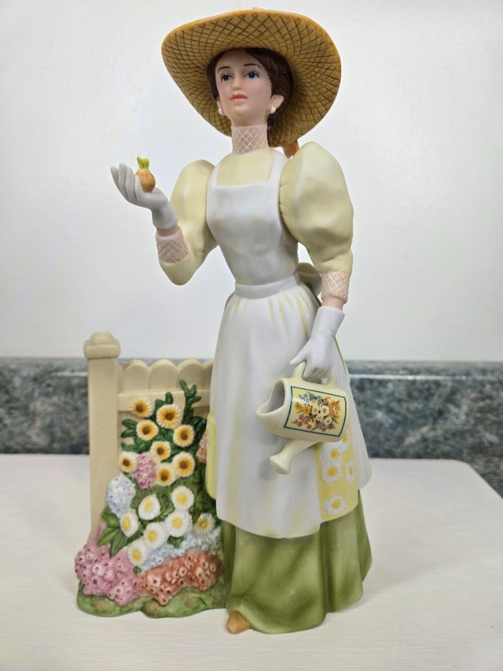 Avon 2008 President's Club Mrs. Albee Award Porcelain Figurine – Garden Scene